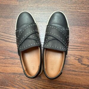 Frye Woman's Nina Stud Slip Black 6M